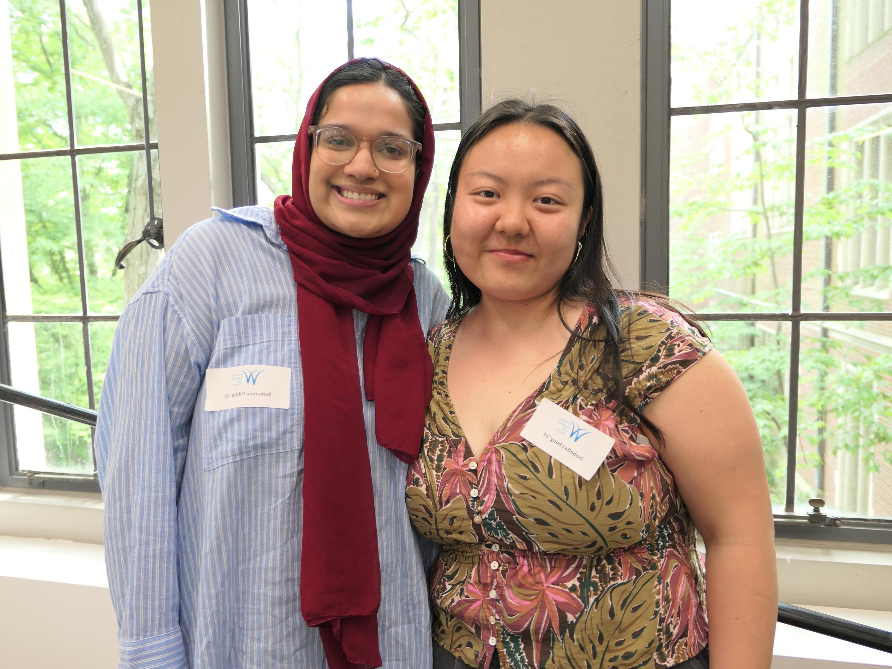 Photo of Isabella Chung '24 and Sumaiyea Uddin '24